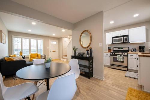 Chic Royal Oak Condo near Beaumont 2BD/1BA - Apartment - Royal Oak