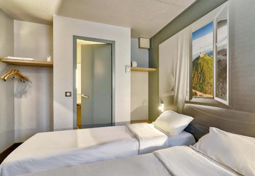 4 twin beds