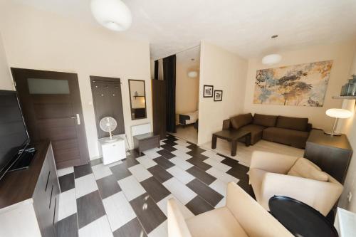 2 twin beds, 1 sofa bed