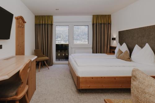 1 queen bed, 1 sofa bed