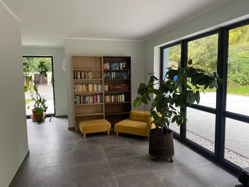 共用Lounge/電視區, Luxuriöses rollstuhlgerechtes Ferienapartment A1 mit umzäunten Garten, 65qm (Luxurioses rollstuhlgerechtes Ferienapartment A1 mit umzaunten Garten, 65qm) in 阿姆茨貝爾格