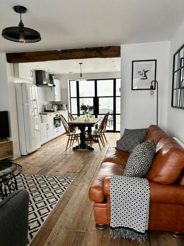 Stunning 3 bedroom & 2 bathroom cottage with patio