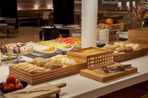 Food and beverages, DoubleTree by Hilton Girona in Girona