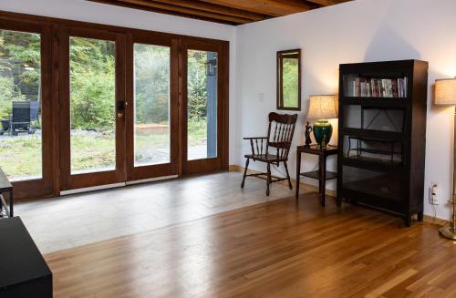 Bejárat, earthship forest exile in Peterborough (NH)