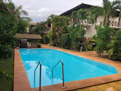 Na Vila da Praia do Forte- BA, 2 quartos, piscina, 2 garagens