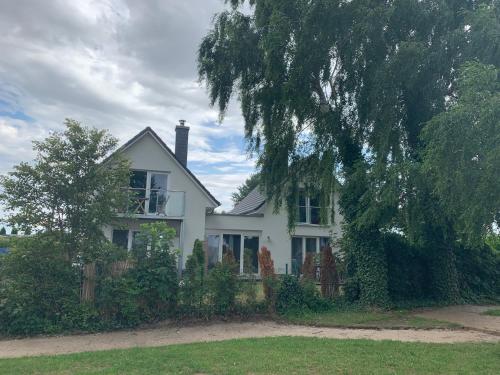 Boddenhus Loissin 9.4km von Neuer Fliederberg entfernt