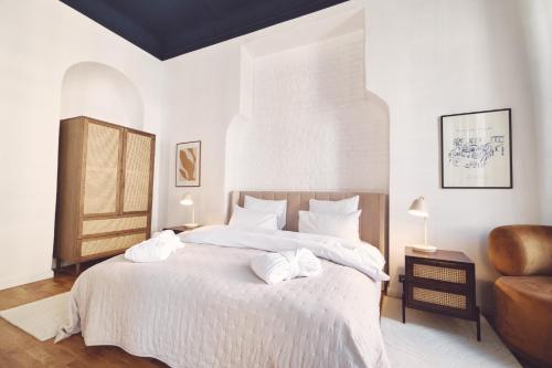 Deluxe King Room image 6