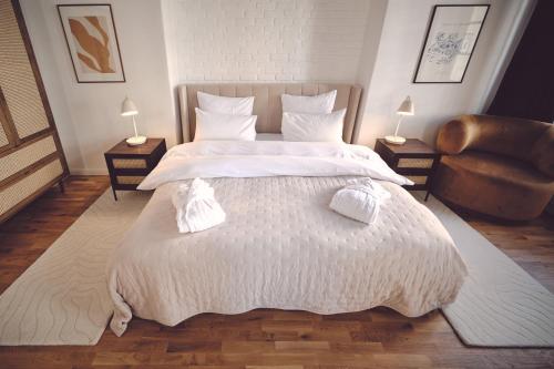 Deluxe King Room image 7
