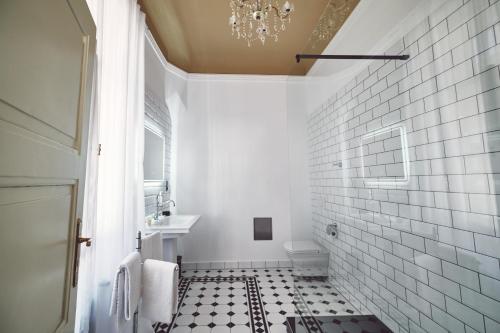Deluxe King Room image 3