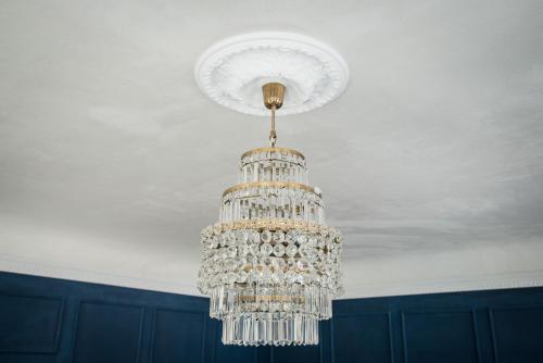 Deluxe King Room image 7