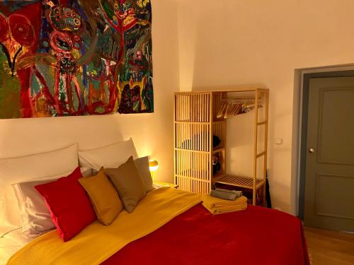 Green balcony & king size bed, Prague (photo 7)