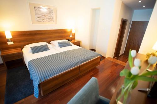 2 twin beds