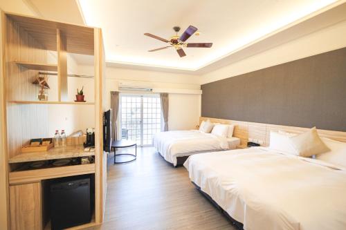 1 king bed, 1 queen bed