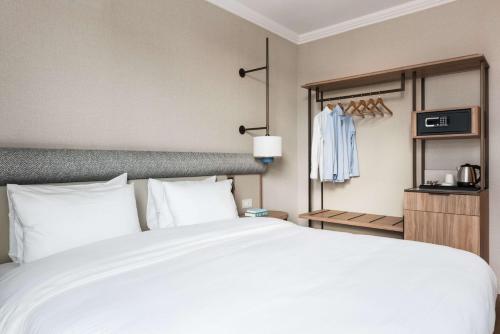 King Guest Room image 2