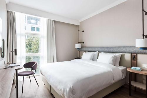 King Guest Room image 3