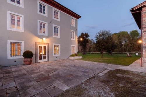 Villa Brunetta, Discover your Modern but Traditional Villa in Lucca