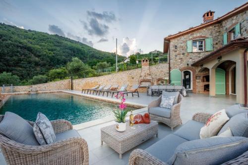 Villa Grema, a Farmhouse with Infinity Pool