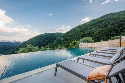 Villa Grema, a Farmhouse with Infinity Pool