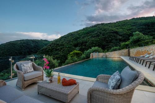 Villa Grema, a Farmhouse with Infinity Pool