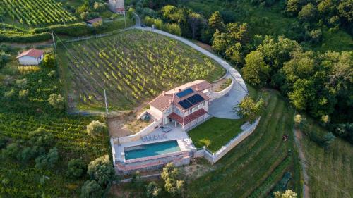 Villa Grema, a Farmhouse with Infinity Pool