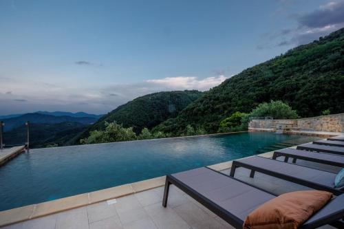 Villa Grema, a Farmhouse with Infinity Pool