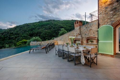 Villa Grema, a Farmhouse with Infinity Pool