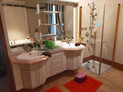 ฝักบัว, Au Coq Bleu in อิสซัวร์