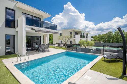 Modern villa Lucia with outdoor pool in Umag