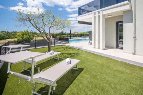 Modern villa Lucia with outdoor pool in Umag