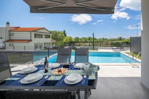 Modern villa Lucia with outdoor pool in Umag