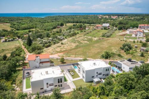Modern villa Lucia with outdoor pool in Umag