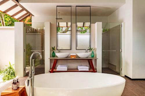 Fürdőszoba, NH Collection Maldives Havodda Resort - 50% off domestic flight for 2 people, minimum 6 nights stay in Gaafu Dhaalu korallzátony