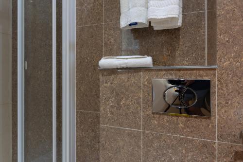 Simply Rooms & Suites - image 3