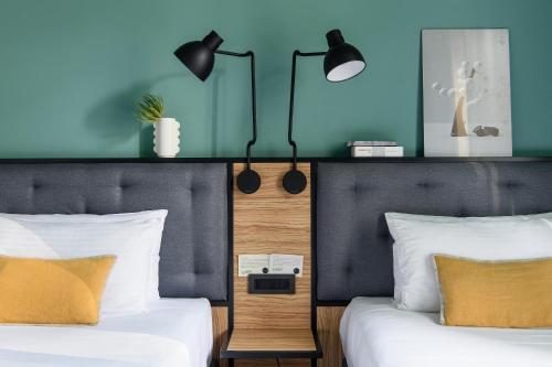 Superior Twin Room image 3