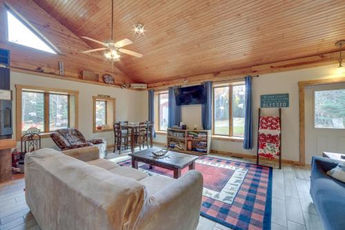 Paradise Cottage: Trail Access Nearby in Paradīze (MI)