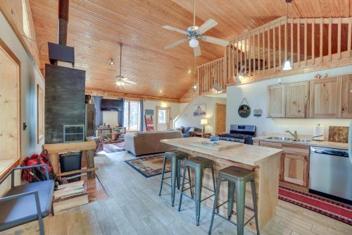 Paradise Cottage: Trail Access Nearby in Paradīze (MI)