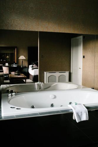 Nira Caledonia in Stockbridge