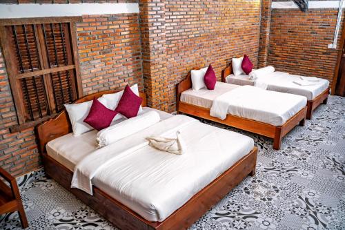 4 double beds