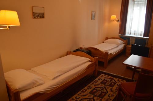 Hotel Pension Walzerstadt Room Type - Twin Room with Extra Bed