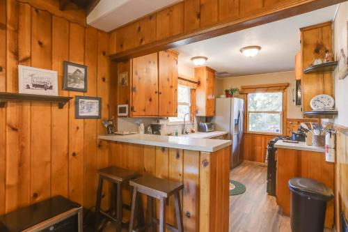 Crestline Cabin Close to Lake Arrowhead and Skiing in Crestline, USA