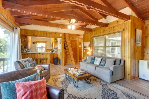Crestline Cabin Close to Lake Arrowhead and Skiing in Crestline, USA