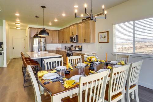 Modern Farmhouse in Herriman with Mountain Views! in South Jordan