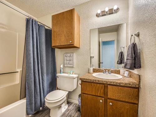 OU Boomer, Pool, Gym, Hi Speed WIFI, One Mile To OU & Stadium! in Norman, USA