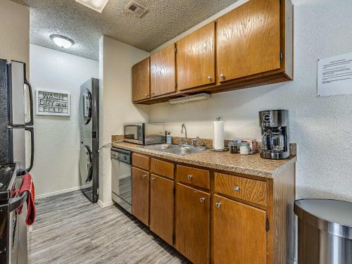 OU Sooner, Pool & Gym, BBQ, Netflix, 100mb Internet, LG Washer & Dryer, Close to OU!