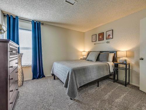 OU Sooner, Pool & Gym, BBQ, Netflix, 100mb Internet, LG Washer & Dryer, Close to OU! detail