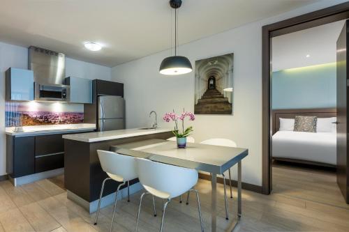 1 queen bed, 2 double beds