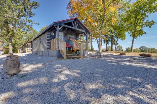 . Cozy Caledonia Cabin about 10 Mi to Elephant Rocks!