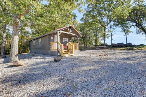 . Quiet Caledonia Cabin 18 Mi to Council Bluff Lake
