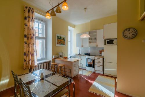 Romeo Family Apartments