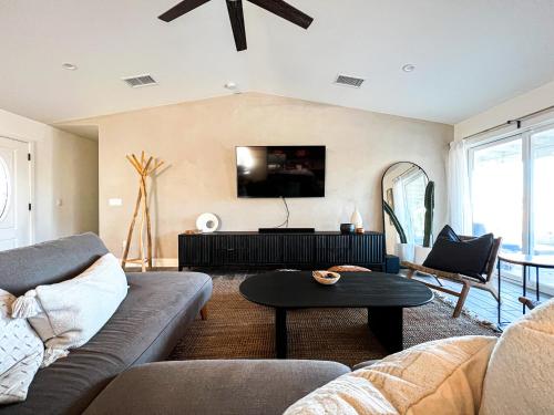 Modern Home with Hot Tub + Open Desert Views + Hammocks + Fire Pit + Game Room, Joshua Tree